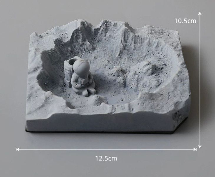 Пепельница космонавт на месяце серая. Астронавт пепельница 1407 фото
