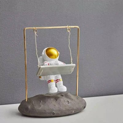 Статуетка космонавт на гойдалці . Фігурка астронавта для інтер'єру який лежить на гойдалці 0924 фото