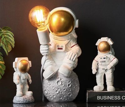 Настільний світильник космонавт на місяці білий. Декоративний світильник астронавт у стилі лофт для інтер'єру 102 фото